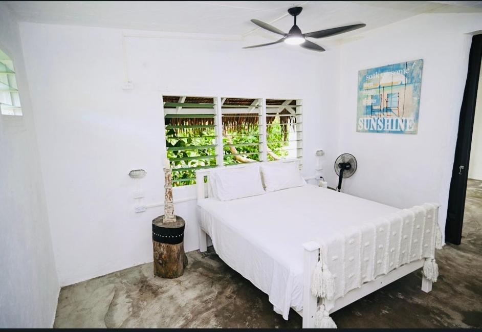 Banana Bay Beach Club Bed and Breakfast Eton Esterno foto